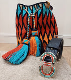 Cinto de pele azul com fivela de cores