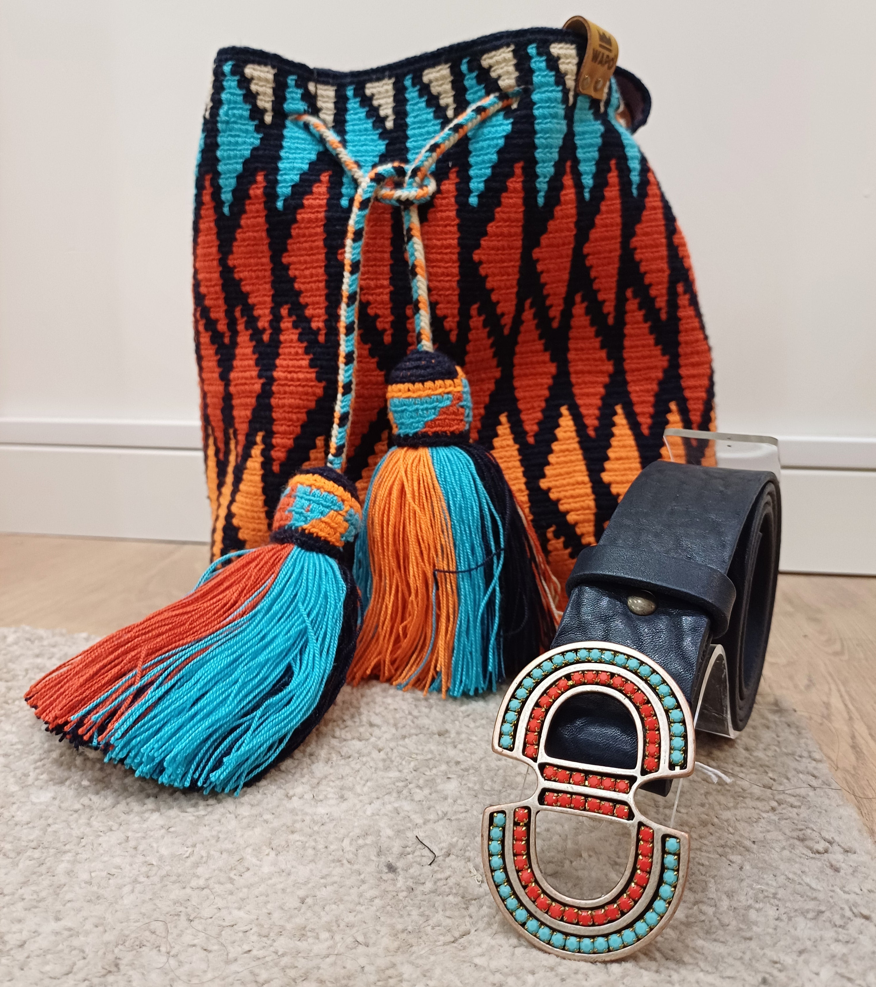 Cinto de pele azul com fivela de cores