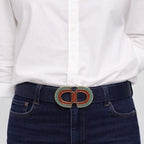 Cinto de pele azul com fivela de cores