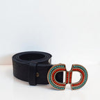 Cinto de pele azul com fivela de cores