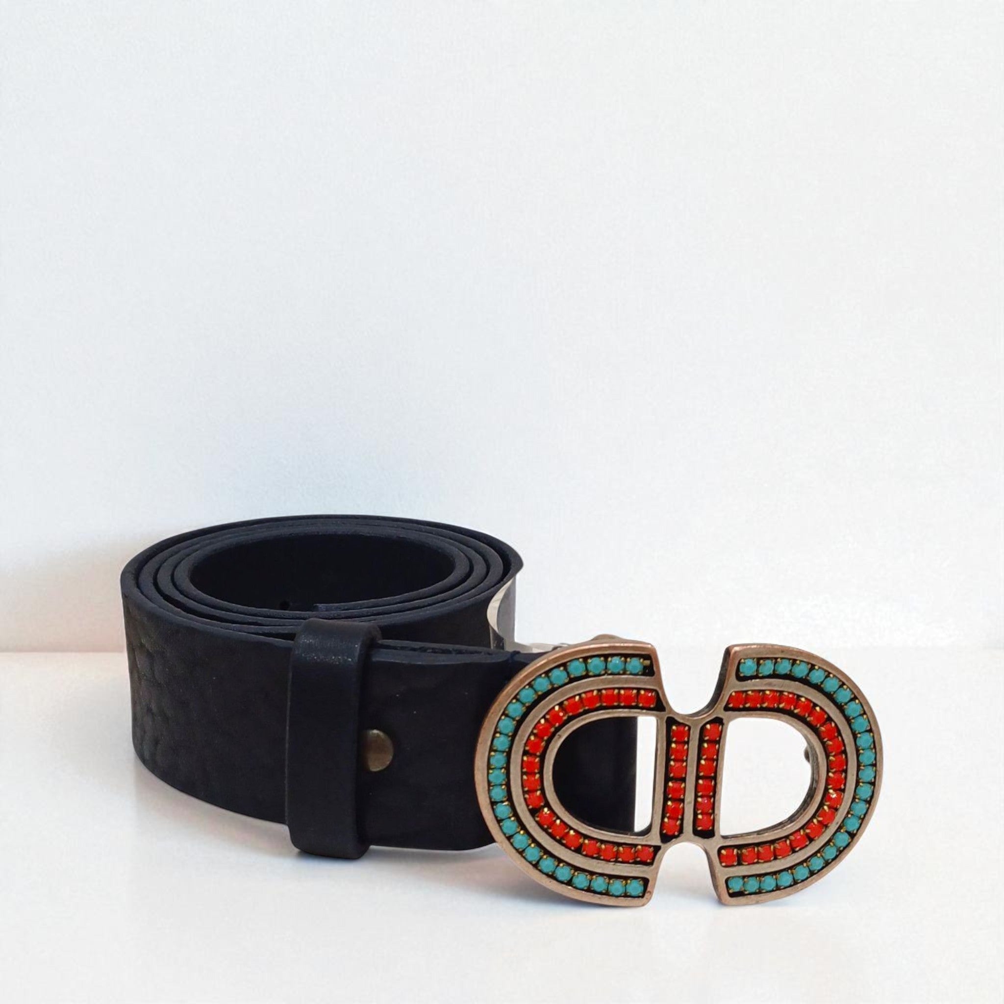 Cinto de pele azul com fivela de cores