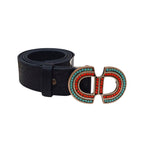 Cinto de pele azul com fivela de cores