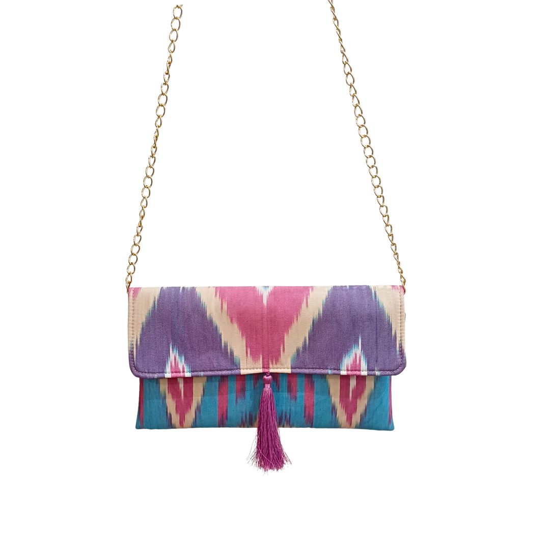 Clutch artesanal Ikat Roxa, azul e bege