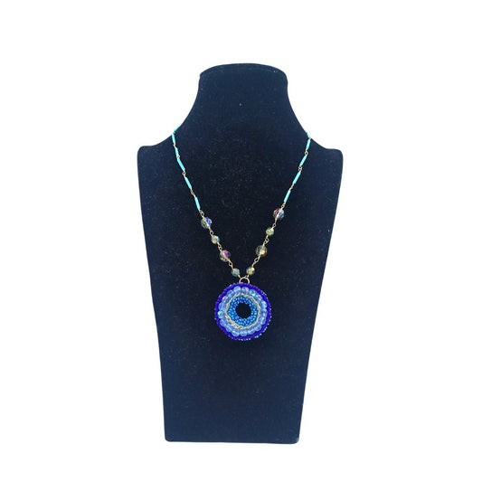 Colar Azul com Pingente Dupla Face em Missangas e Cristais