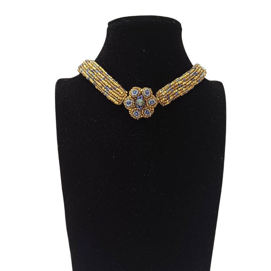 Colar Choker Bordado com Missangas e Flor Central