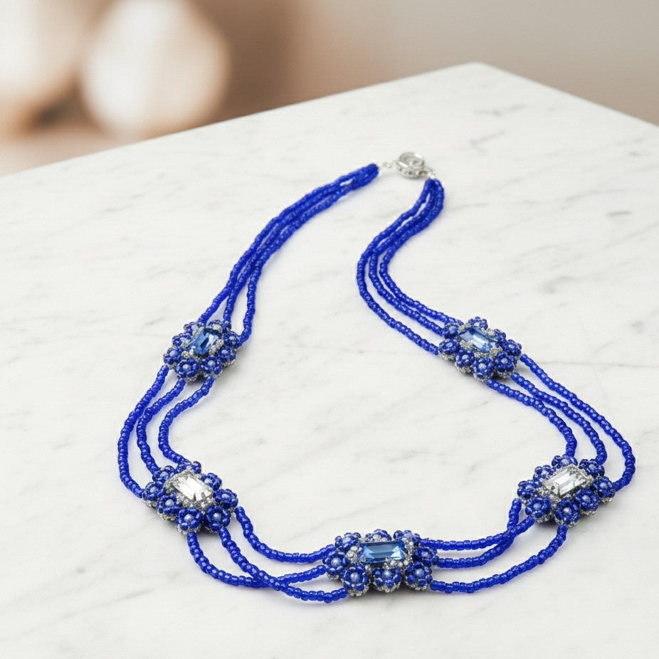 Colar artesanal Iluztro azul royal com cristais – colar de missangas de três fios