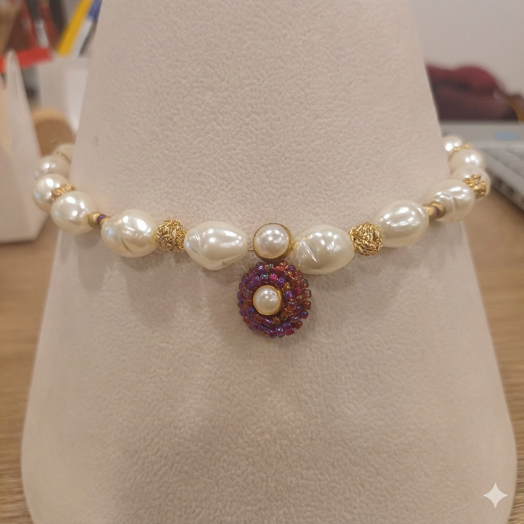 Colar artesanal Iluztro com pérolas e pendente bordado – pérola central e detalhes dourados