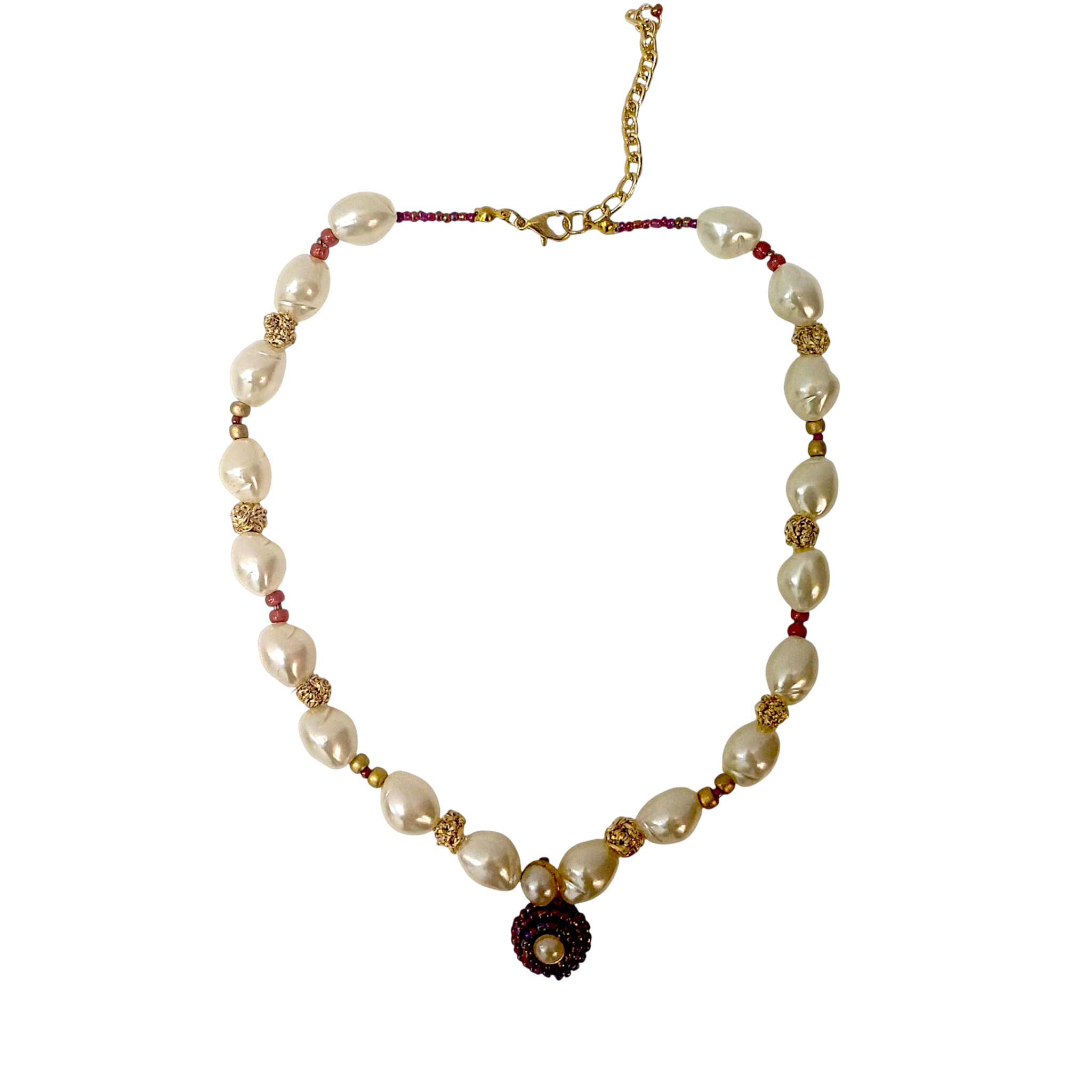 Colar artesanal Iluztro com pérolas e pendente bordado – pérola central e detalhes dourados