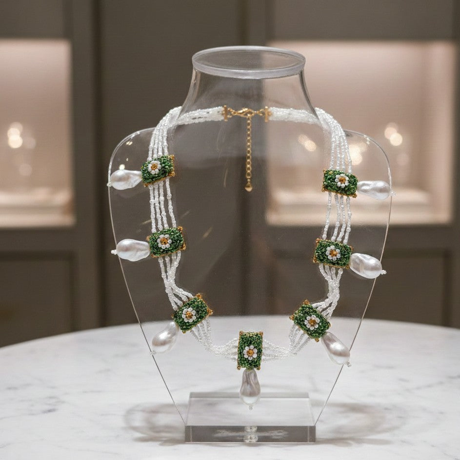 Colar artesanal Iluztro com pérolas grandes e flores verdes – colar de festa exclusivo