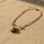 Colar artesanal Iluztro com pendente pérola oval – missangas em dourado e rosa