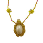 Colar artesanal Iluztro com pendente pérola oval – missangas em dourado e rosa