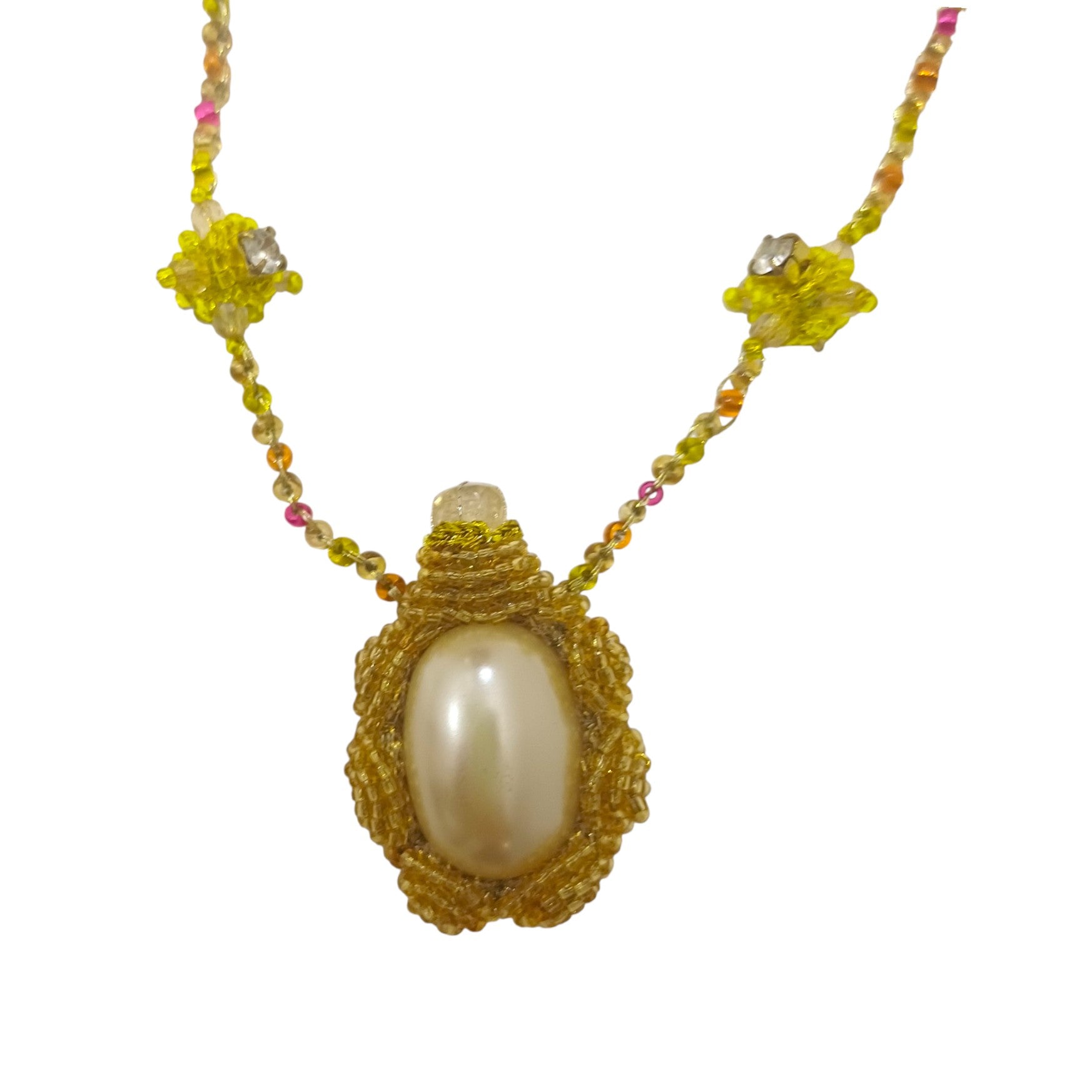 Colar artesanal Iluztro com pendente pérola oval – missangas em dourado e rosa