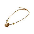 Colar artesanal Iluztro com pendente pérola oval – missangas em dourado e rosa