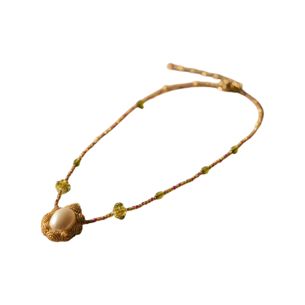 Colar artesanal Iluztro com pendente pérola oval – missangas em dourado e rosa