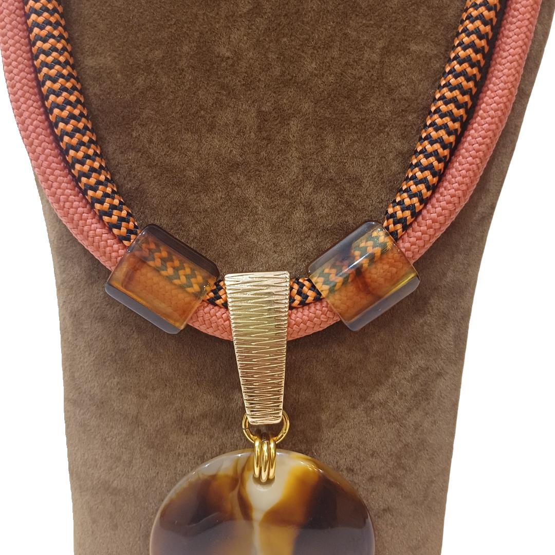 Colar salmão e preto