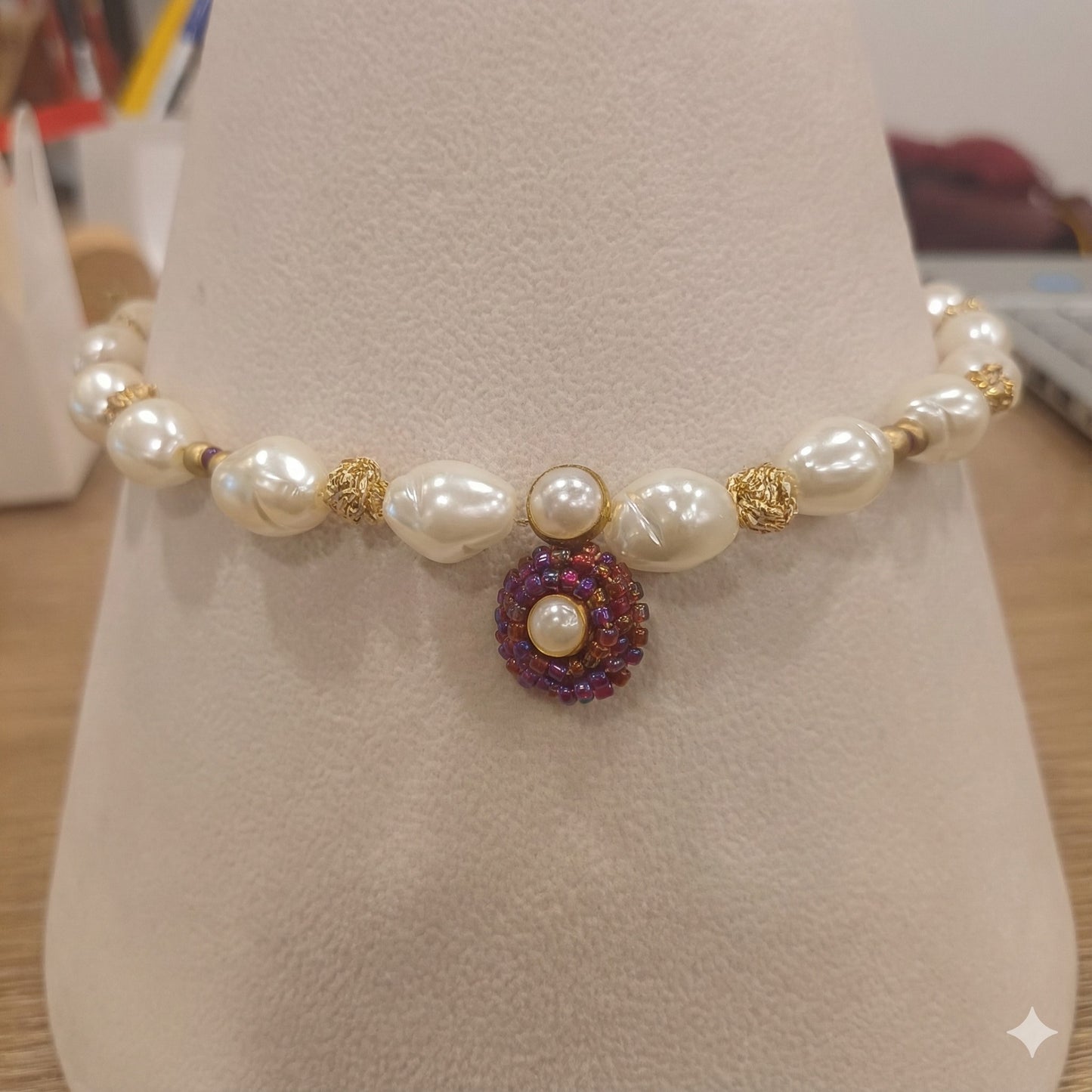 Colar artesanal Iluztro com pérolas e pendente bordado – pérola central e detalhes dourados