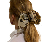 Gancho bege de seda estampada