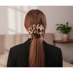 Gancho bege de seda estampada