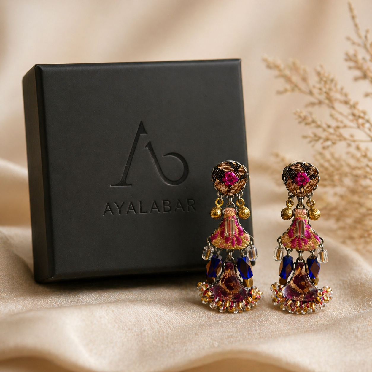 Brincos Ayala Bar com Cristais Fúcsia Azul e Dourado