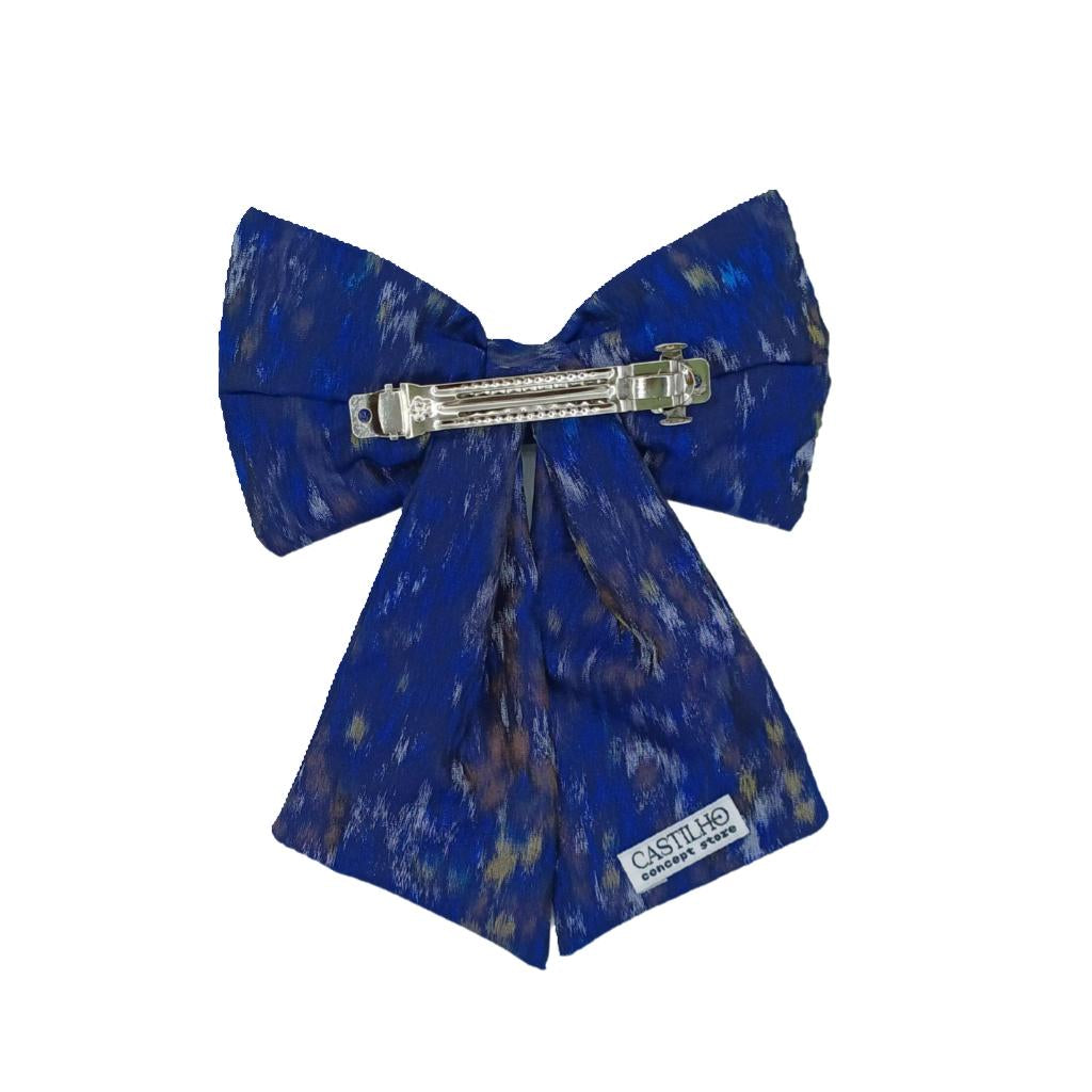 Laço azul de seda estampada