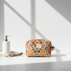 Necessaire DelaMur Pequeno Estampado Bege e Laranja | Bolsa Cosmética com Pega