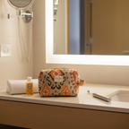 Necessaire DelaMur Pequeno Estampado Bege e Laranja | Bolsa Cosmética com Pega