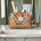Necessaire DelaMur Pequeno Estampado Bege e Laranja | Bolsa Cosmética com Pega