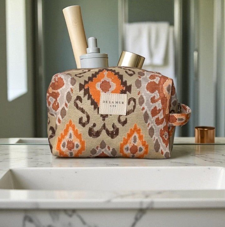 Necessaire DelaMur Pequeno Estampado Bege e Laranja | Bolsa Cosmética com Pega
