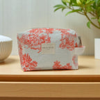 Necessaire DelaMur Pequeno Toile de Jouy Coral | Bolsa Cosmética com Fecho e Pega