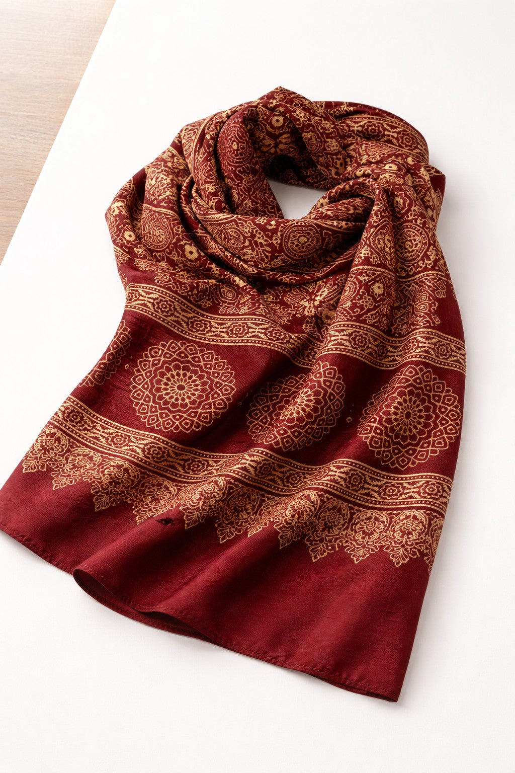 Pashmina Artesanal em Seda Bordô com Estampagem Tradicional Indiana