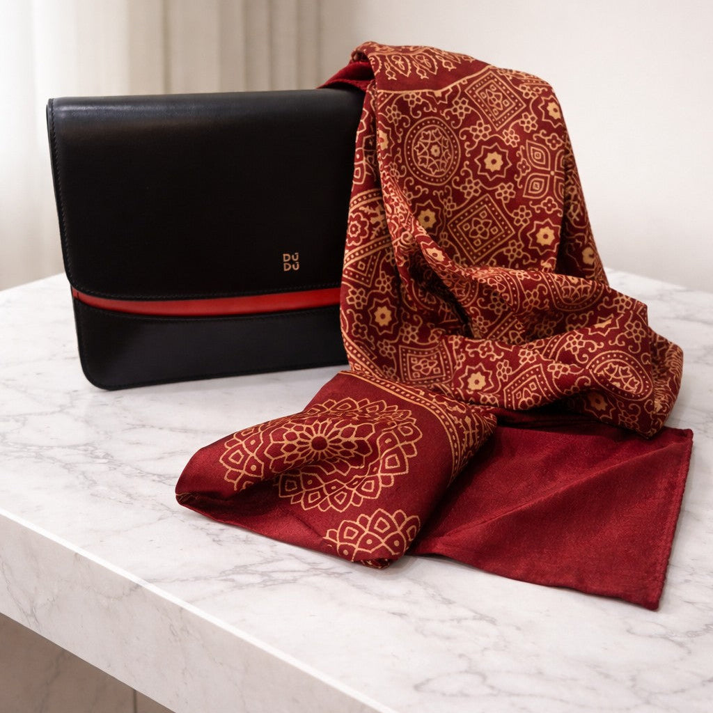 Pashmina Artesanal em Seda Bordô com Estampagem Tradicional Indiana