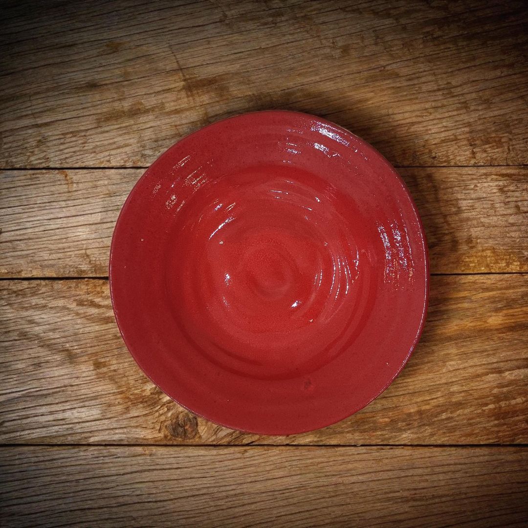 Prato “Chama” em Cerâmica Vidrada Vermelha