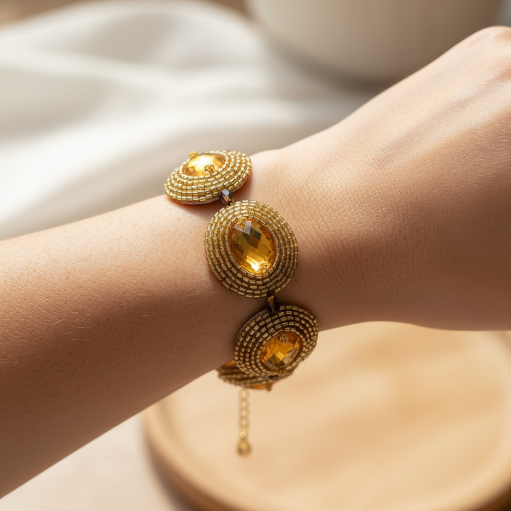 Pulseira artesanal Iluztro dourada com cristais âmbar – missangas bordadas à mão