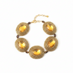 Pulseira artesanal Iluztro dourada com cristais âmbar – missangas bordadas à mão