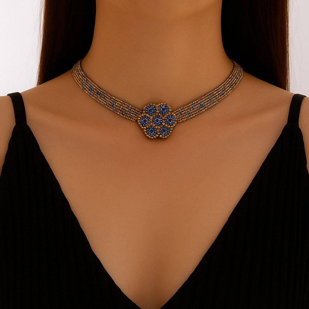 Colar Choker Bordado com Missangas e Flor Central