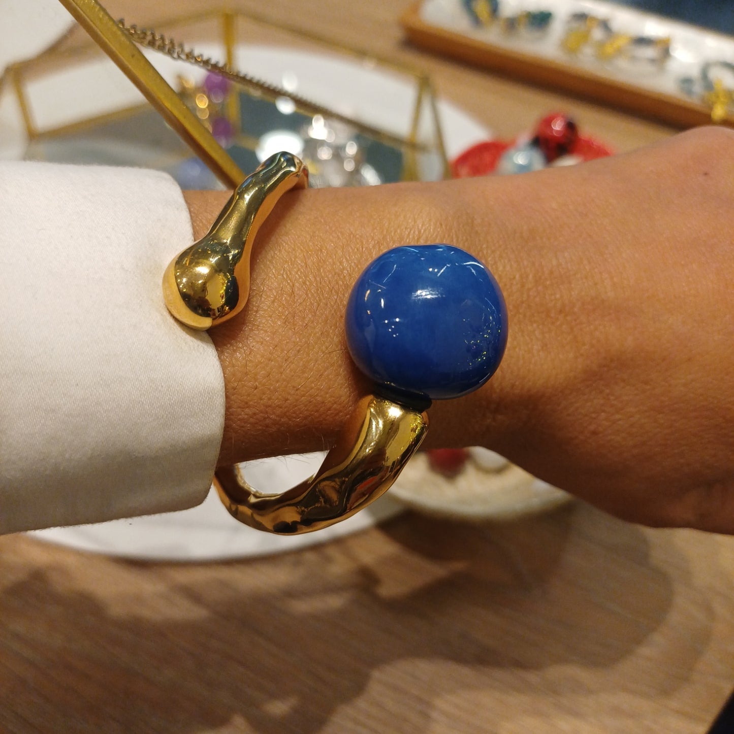 Pulseira Dourada com Bola Intercambiável em Cerâmica – Zamac com Banho de Ouro