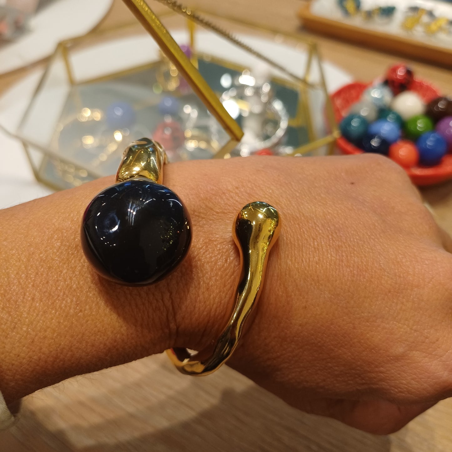 Pulseira Dourada com Bola Intercambiável em Cerâmica – Zamac com Banho de Ouro