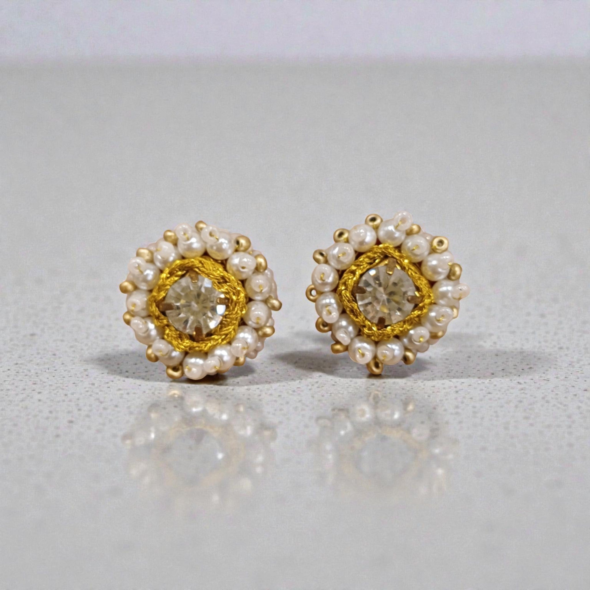 Brincos Iluztro botões com pérolas e cristal – brincos pequenos dourados artesanais