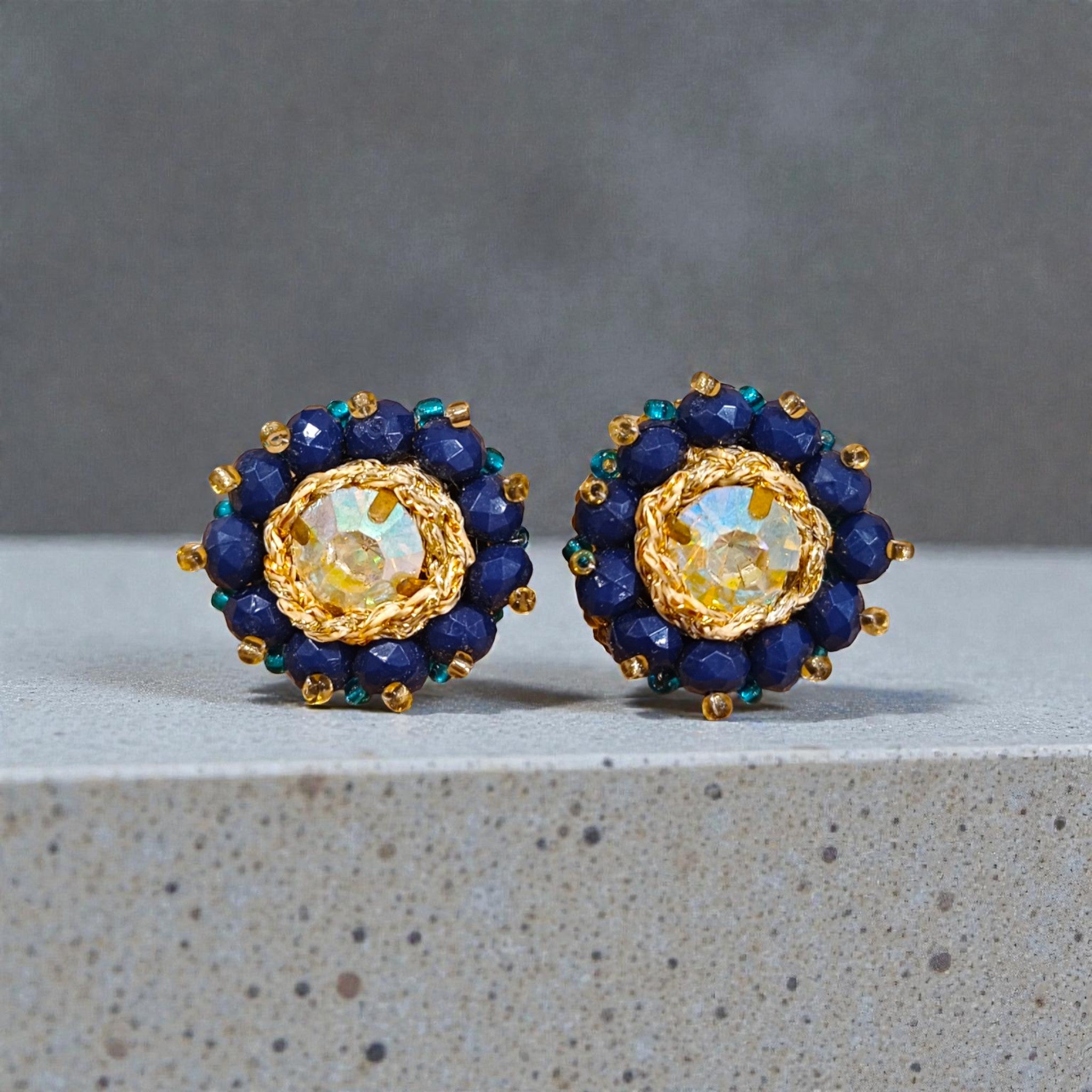 Brincos Iluztro botões azul e dourado com cristal – brincos pequenos artesanais